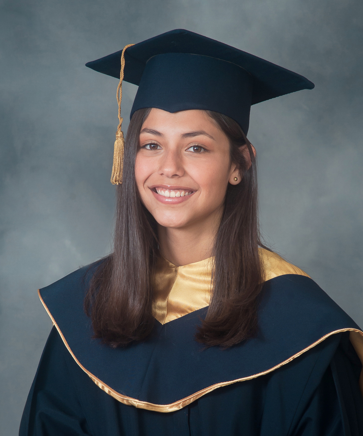 foto de graduación, fotos con toga de graduación, birrete, graduado, toga, alumno graduado, foto de alumno con toga de graduación