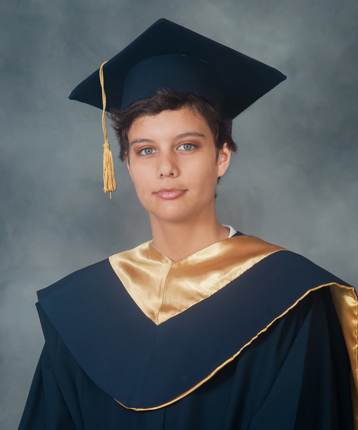 foto de graduación, fotos con toga de graduación, birrete, graduado, toga, alumno graduado, foto de alumno con toga de graduación, colegio alarife