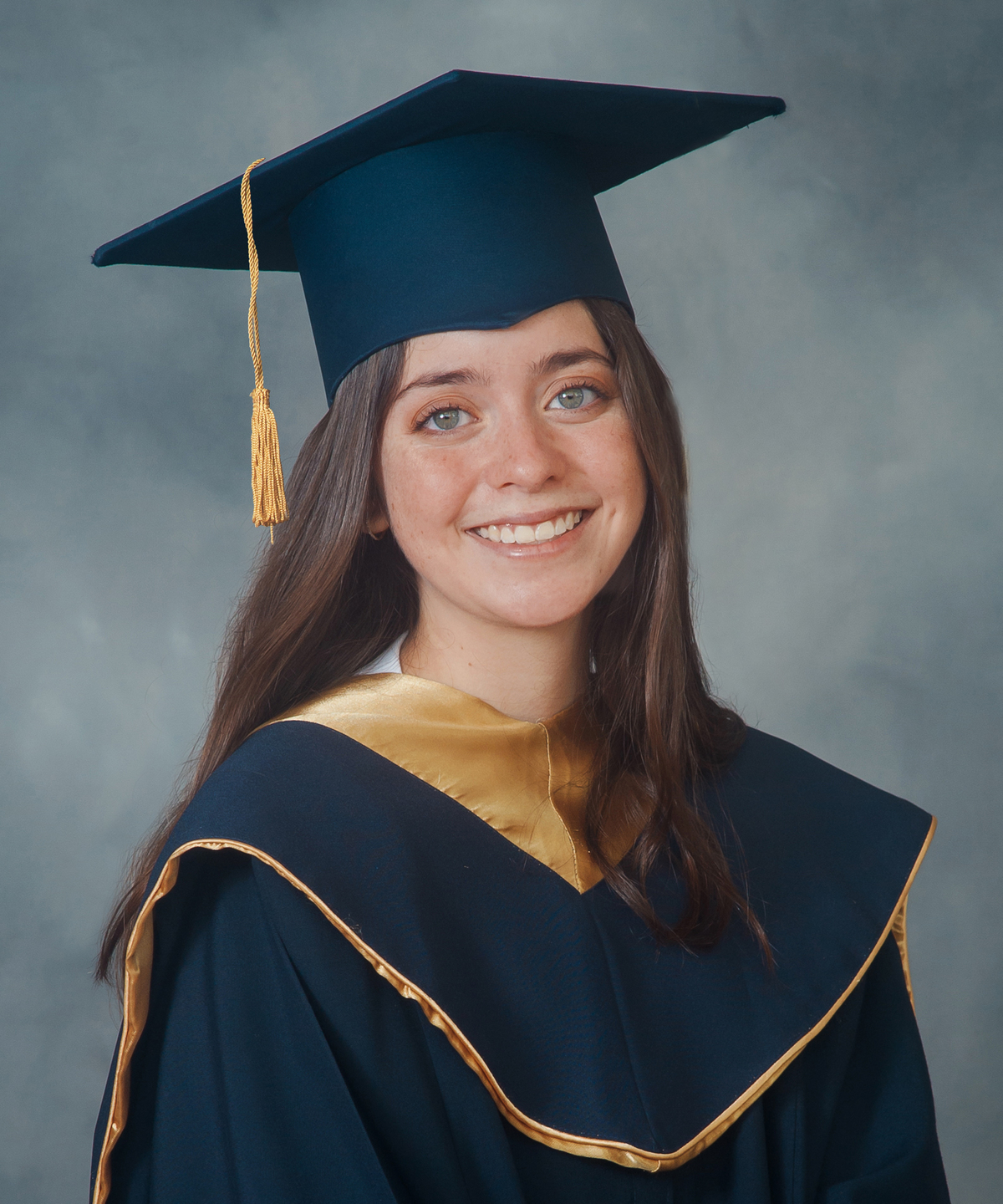 foto de graduación, fotos con toga de graduación, birrete, graduado, toga, alumno graduado, foto de alumno con toga de graduación