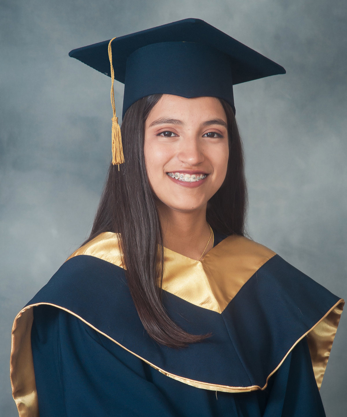 foto de graduación, fotos con toga de graduación, birrete, graduado, toga, alumno graduado, foto de alumno con toga de graduación