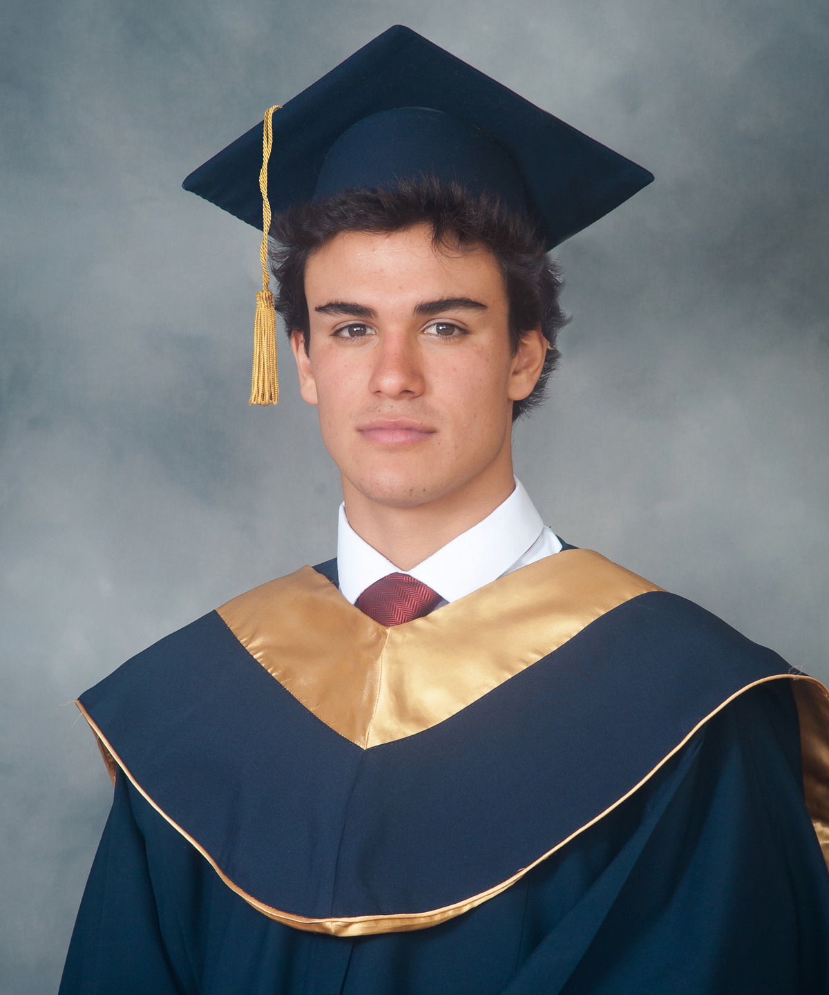 foto de graduación, fotos con toga de graduación, birrete, graduado, toga, alumno graduado, foto de alumno con toga de graduación, colegio alarife