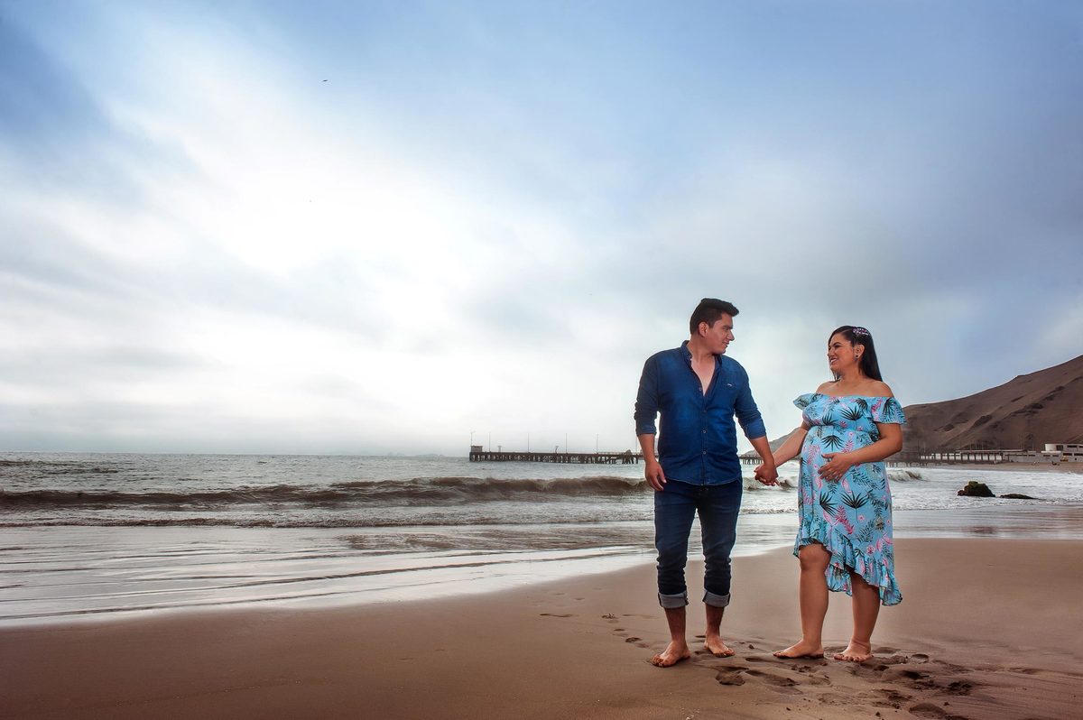 caminando por la playa, cielo azul, playa, atardecer en playa, playa ventanilla, fotos de maternidad, sesión de fotos en la playa