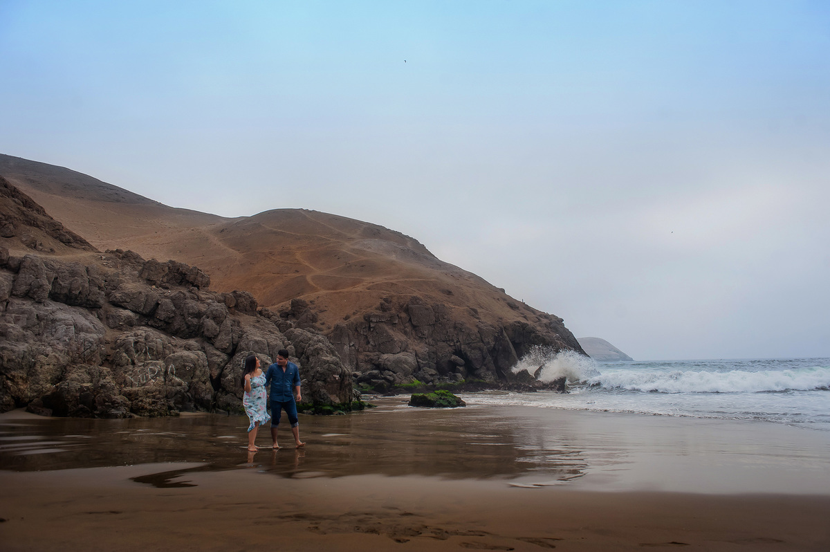 sesión de fotos en la playa, caminando por la playa, sesión de fotos de pareja, playa bahía blanca