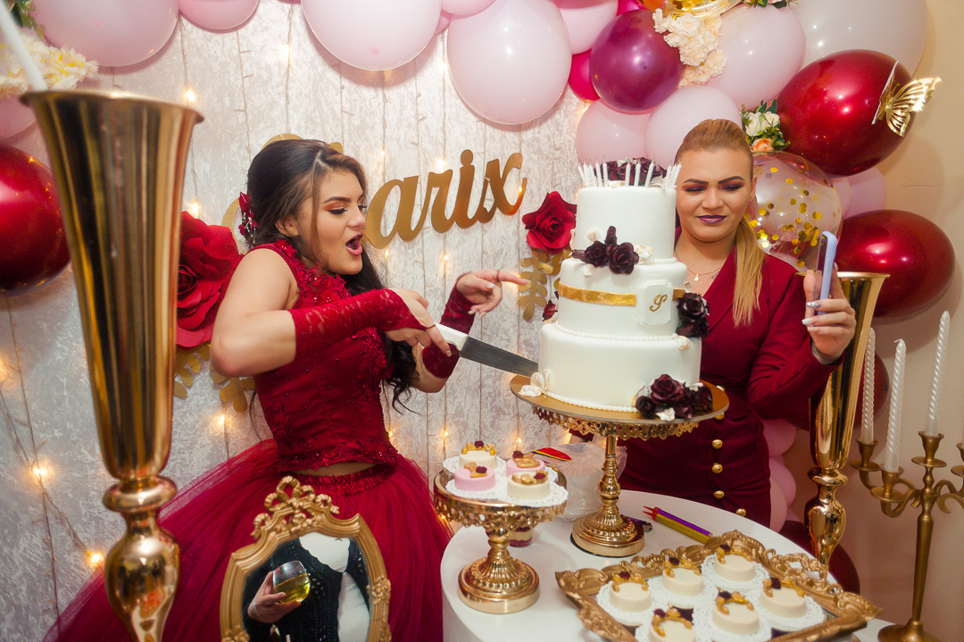 cortando la torta
partiendo la torta