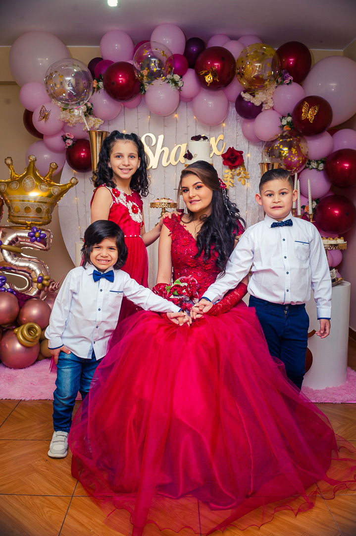 hermanos, vestido rojo, corbata michi, fotógrafo de quinceañeras