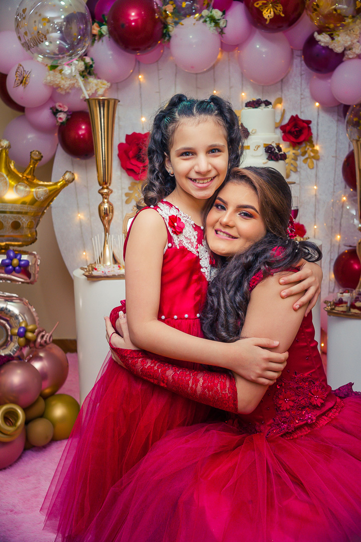 abrazo de hermanas, hermanas, vestido rojo, fotógrafo de quinceaños 