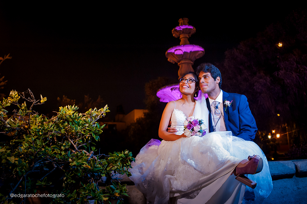matrimonio en pueblo libre, sesión de fotos de noche, fotógrafo de bodas, pileta, parque de pueblo libre, parque larco, zankyou