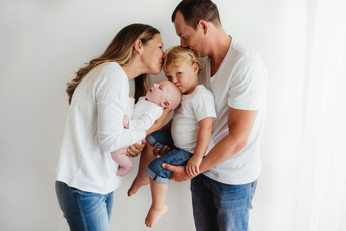 sessão fotográfica white, sessão fotografica em familia, fotografo de familias, fotografa de familias, sessão fotos em familia em estúdio, estudio fotográfico de familia, ensaio de familia, ensaio de recém-nascido, ensaio de criança, fotografo Lisboa, 