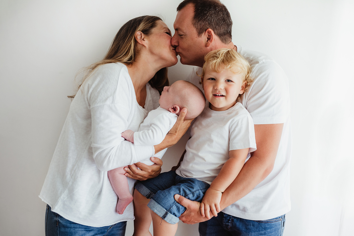 sessão fotográfica white, sessão fotografica em familia, fotografo de familias, fotografa de familias, sessão fotos em familia em estúdio, estudio fotográfico de familia, ensaio de familia, ensaio de recém-nascido, ensaio de criança, fotografo Lisboa, 