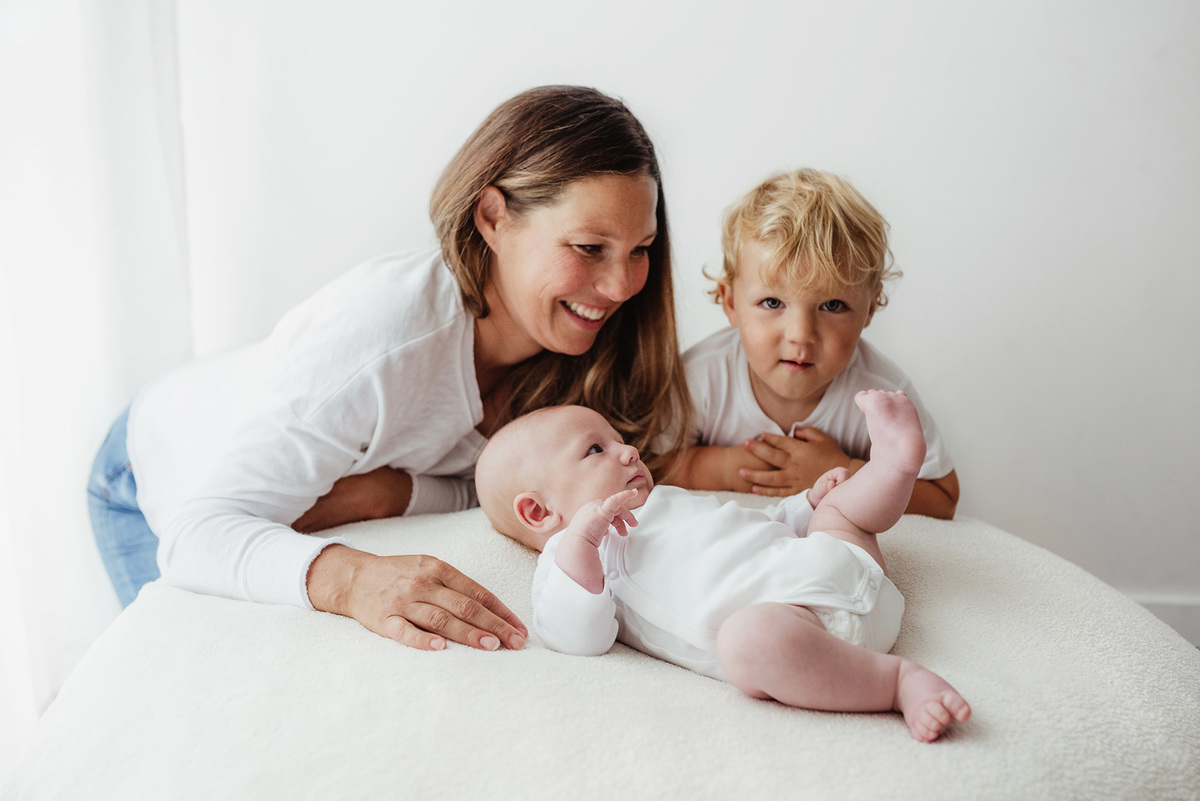 sessão fotográfica white, sessão fotografica em familia, fotografo de familias, fotografa de familias, sessão fotos em familia em estúdio, estudio fotográfico de familia, ensaio de familia, ensaio de recém-nascido, ensaio de criança, fotografo Lisboa, 