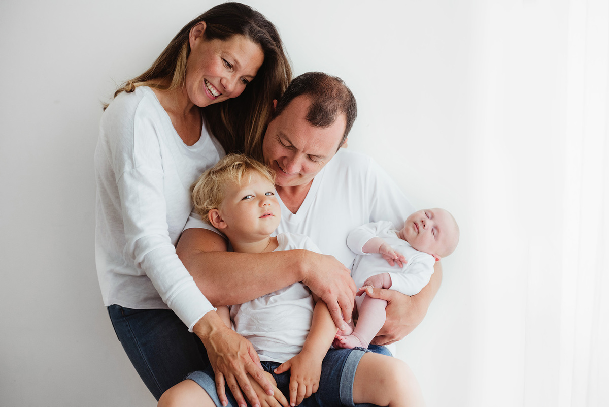 sessão fotográfica white, sessão fotografica em familia, fotografo de familias, fotografa de familias, sessão fotos em familia em estúdio, estudio fotográfico de familia, ensaio de familia, ensaio de recém-nascido, ensaio de criança, fotografo Lisboa, 
