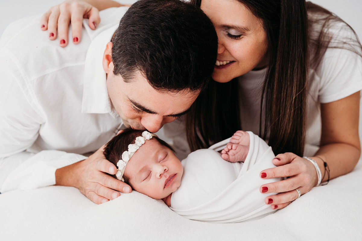 sessão fotográfica white, sessão fotografica em familia, fotografo de familias, fotografa de familias, sessão fotos em familia em estúdio, estudio fotográfico de familia, ensaio de familia, ensaio de recém-nascido, ensaio de criança, fotografo Lisboa, 