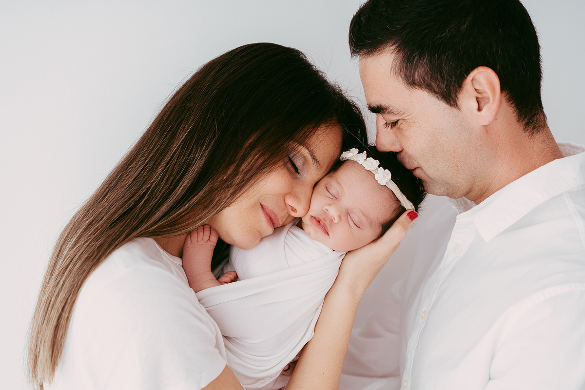 sessão fotográfica white, sessão fotografica em familia, fotografo de familias, fotografa de familias, sessão fotos em familia em estúdio, estudio fotográfico de familia, ensaio de familia, ensaio de recém-nascido, ensaio de criança, fotografo Lisboa, 