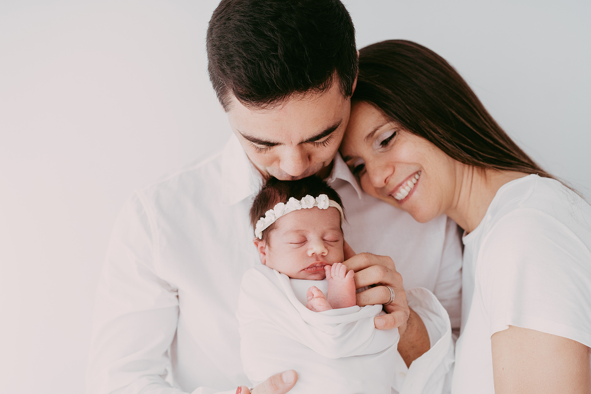 sessão fotográfica white, sessão fotografica em familia, fotografo de familias, fotografa de familias, sessão fotos em familia em estúdio, estudio fotográfico de familia, ensaio de familia, ensaio de recém-nascido, ensaio de criança, fotografo Lisboa, 