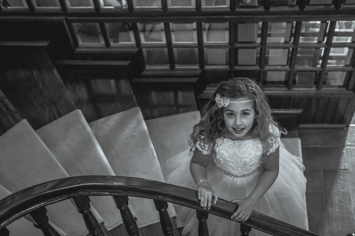 comunhão menina na escadaria de casa preto e branco