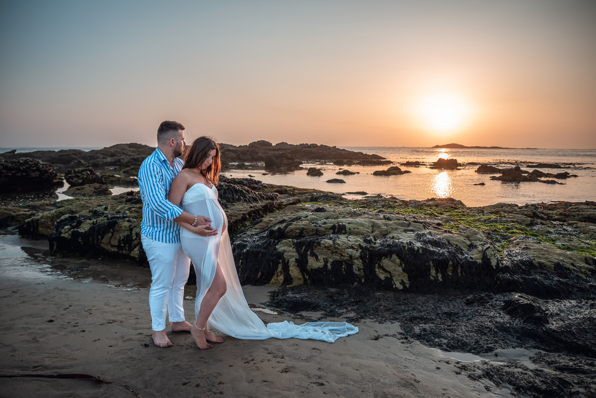 gravida praia por do sol vestido branco solto calças brancas camisa azul vila do conde