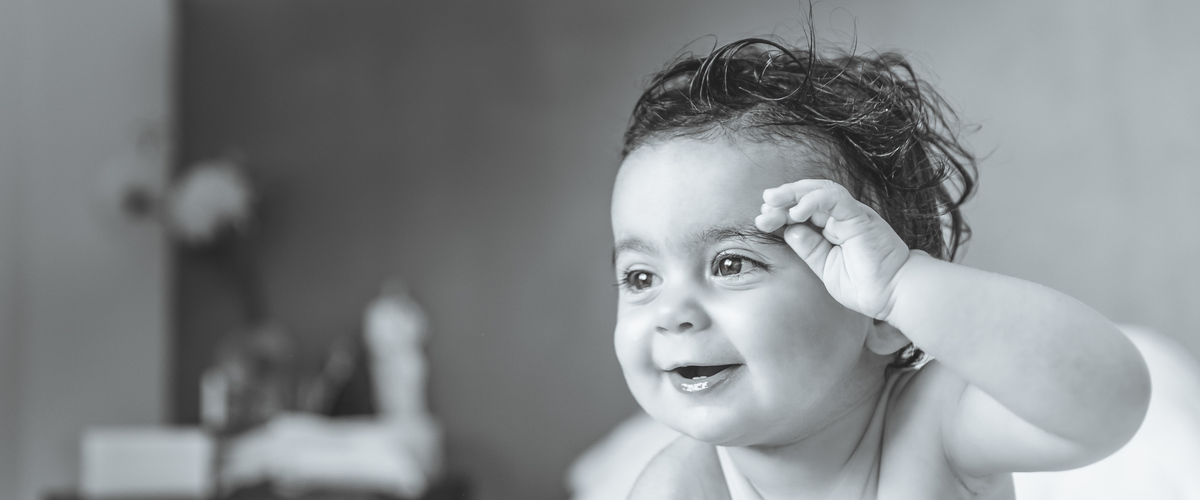 menina expressiva em preto e branco