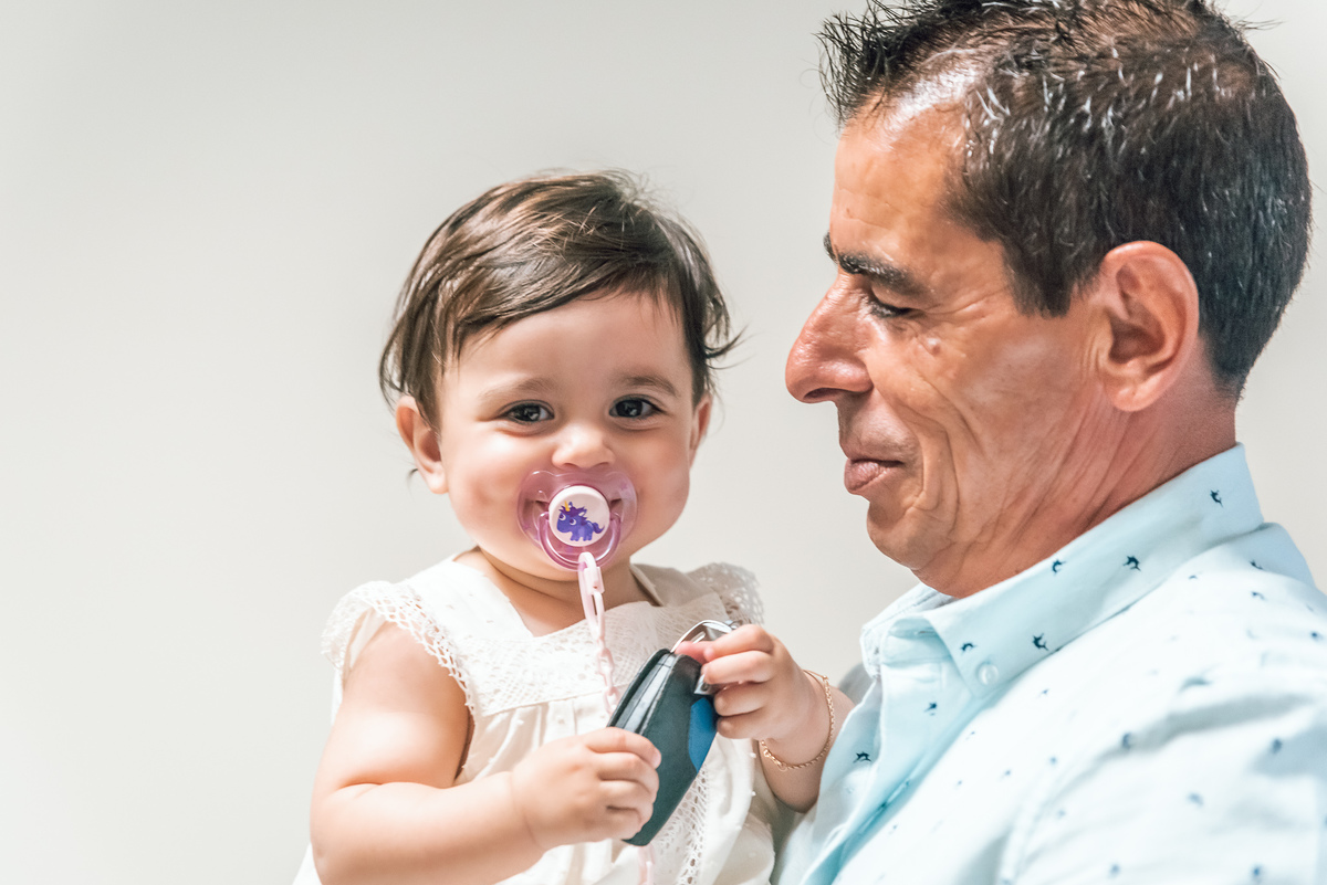 avó e menina no batizado