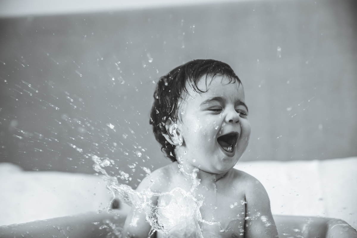 preto e branco menina brincar na banheira