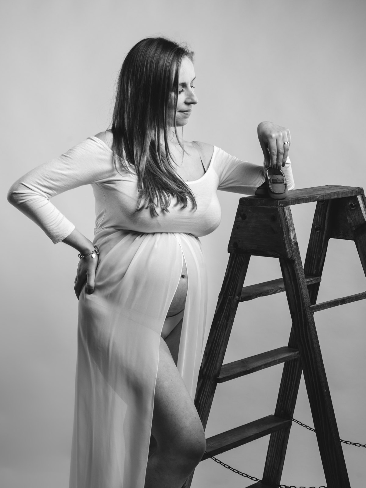 gravida vestido branco preto e branco escadote sapatos