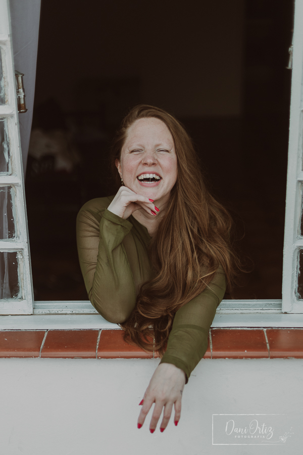 Ensaio Feminino Sensual em Casa no Bairro Saúde em São Paulo. Região da Vila Mariana. Mulher sensual com roupa confortável. Fotografia por Dani Ortiz.
