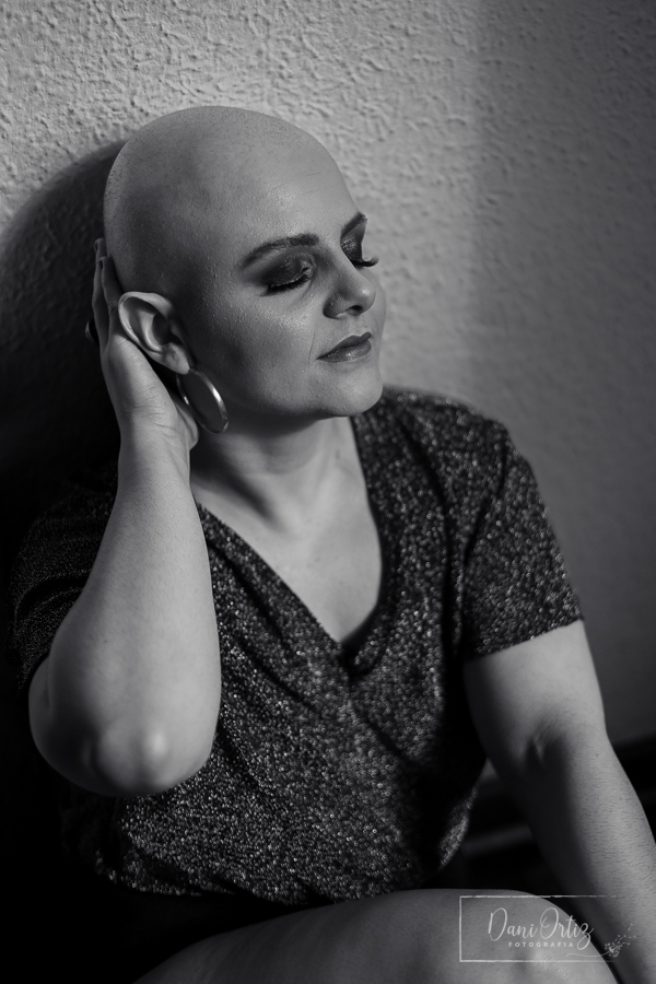 Ensaio fotográfico mulher com câncer de mama, na fase de quimioterapia. Ensaio realizado em São Paulo com Dani Ortiz para Outubro Rosa.