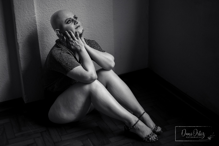 Ensaio fotográfico mulher com câncer de mama, na fase de quimioterapia. Ensaio realizado em São Paulo com Dani Ortiz para Outubro Rosa.
