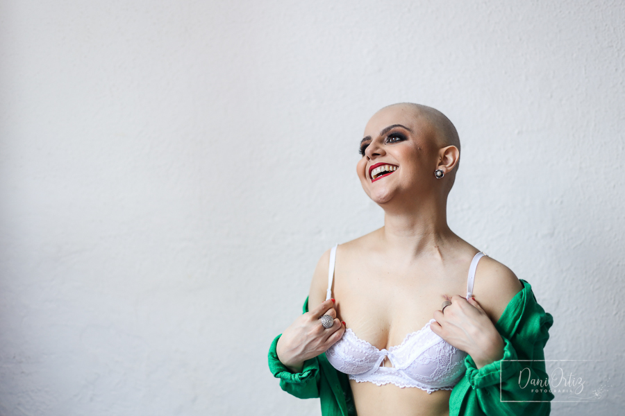 Ensaio fotográfico mulher com câncer de mama, na fase de quimioterapia. Ensaio realizado em São Paulo com Dani Ortiz para Outubro Rosa.