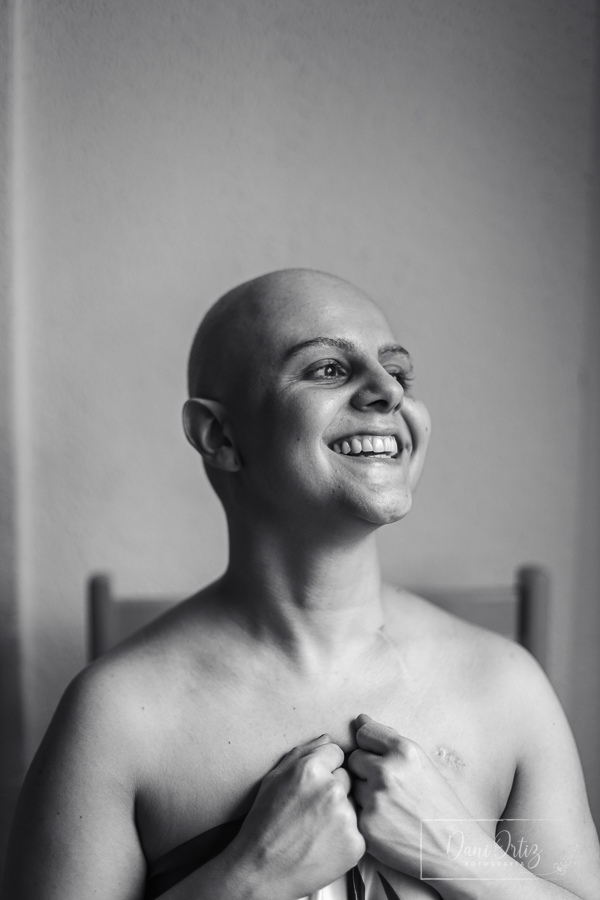 Ensaio fotográfico mulher com câncer de mama, na fase de quimioterapia. Ensaio realizado em São Paulo com Dani Ortiz para Outubro Rosa.