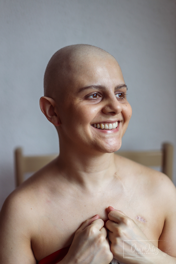 Ensaio fotográfico mulher com câncer de mama, na fase de quimioterapia. Ensaio realizado em São Paulo com Dani Ortiz para Outubro Rosa.