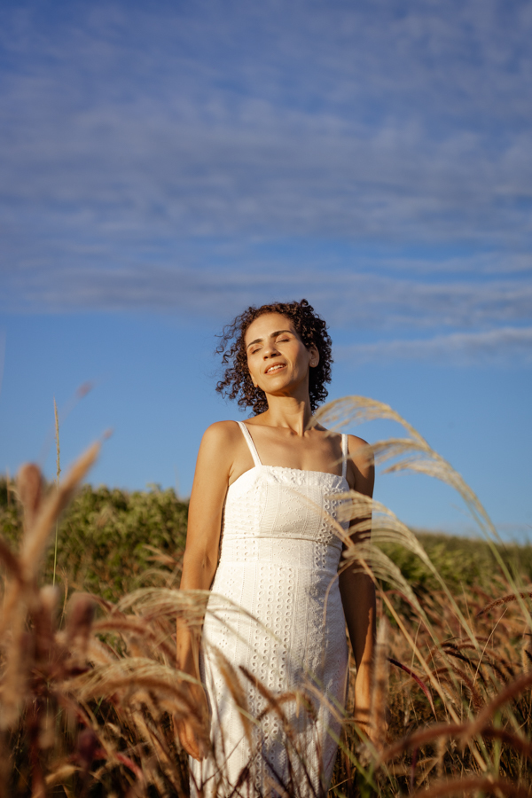 Ensaio fotográfico feminino casual realizado em Holambra para mulher pós bariátrica, por Dani Ortiz em São Paulo