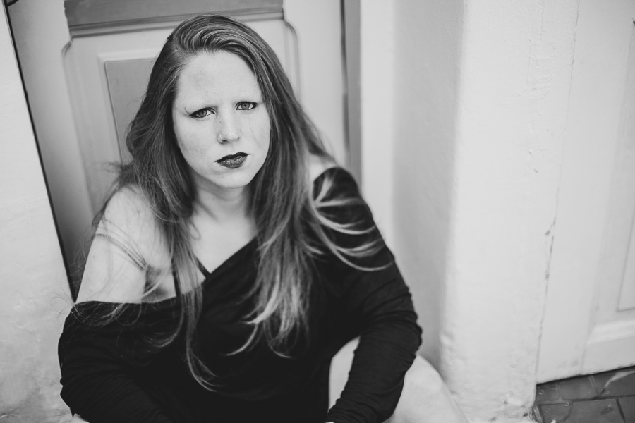 Ensaio feminino sensual em casa com mulher loira e ruiva, Dani Marinho e fotografa Dani Ortiz