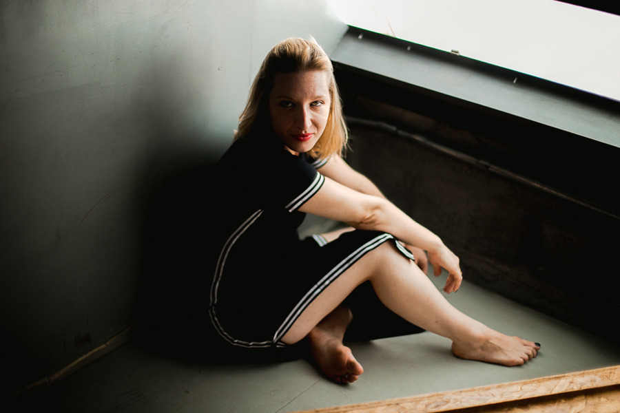 Ensaio feminino sensual e casual em coworking de Sao Paulo com Mari Schiesari e fotografa Dani Ortiz