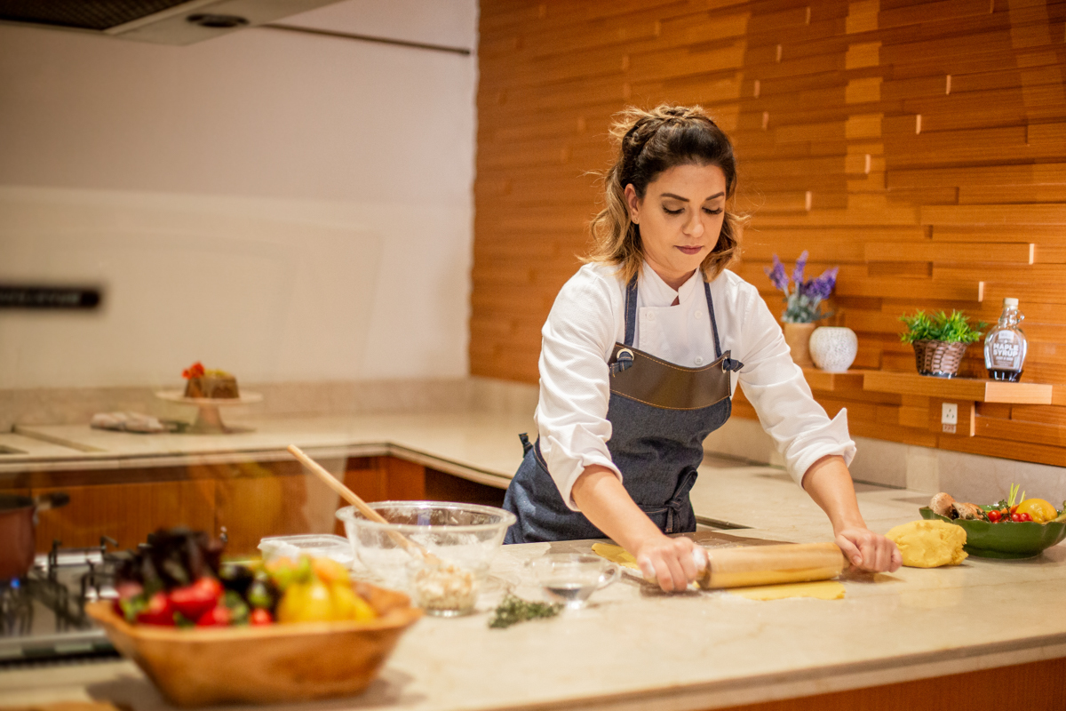 mulher empreendedora gastrologa de cozinha funcional e gastronomia pratica Claudine Lacerda em Vila Olimpia de Sao Paulo com Dani Ortiz