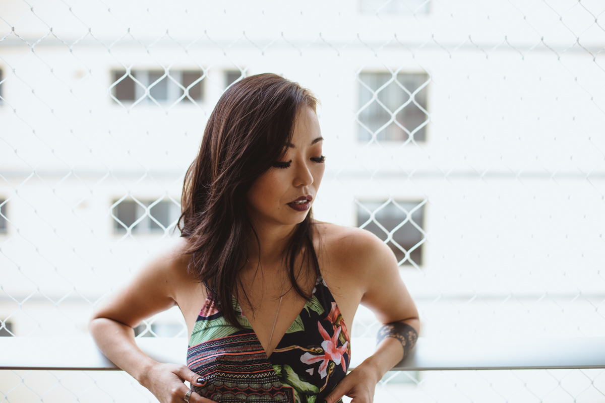 Ensaio feminino sensual em casa com mulher japonesa, Suzy e fotografa Dani Ortiz, usando a varanda da sala.
