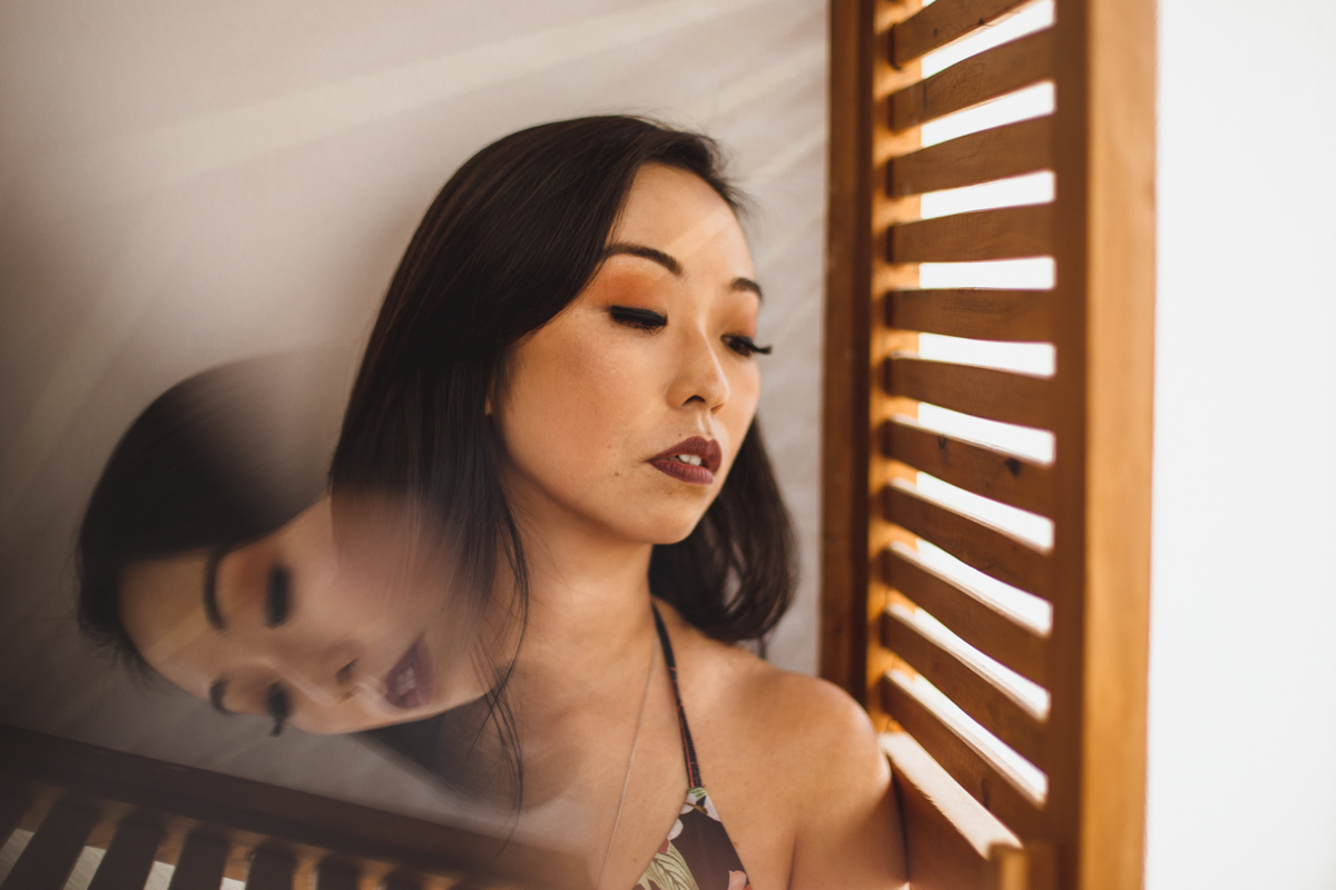 Ensaio feminino sensual em casa com mulher japonesa, Suzy e fotografa Dani Ortiz, usando reflexo do celular..