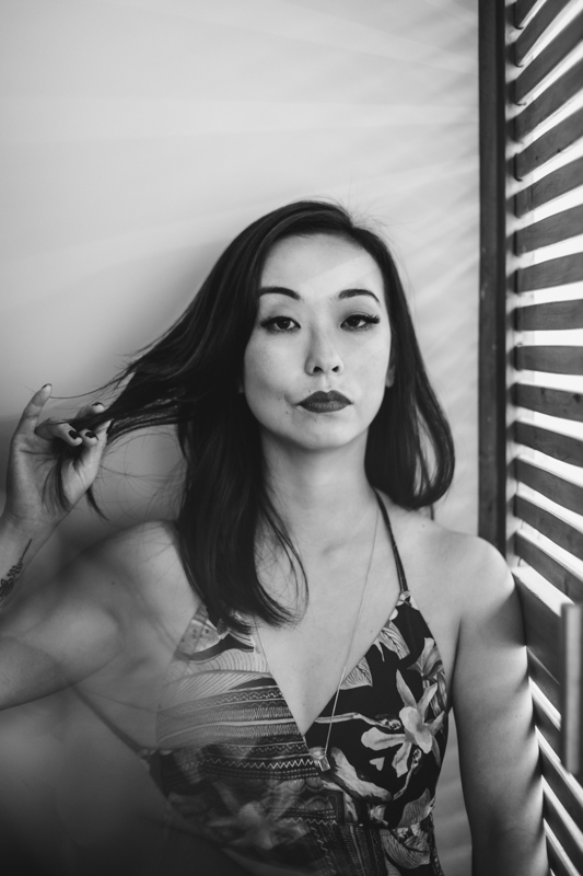Ensaio feminino sensual em casa com mulher japonesa, Suzy e fotografa Dani Ortiz usando preto e branco e detalhe da porta.