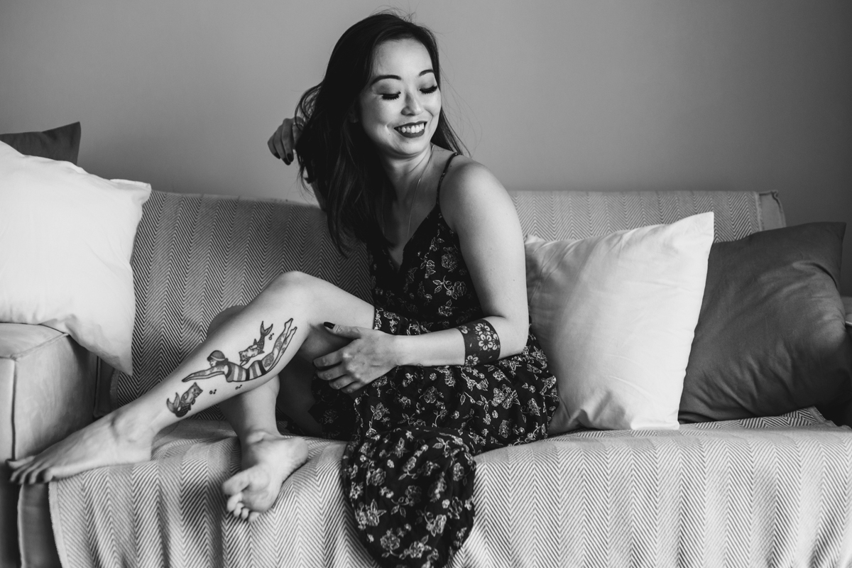 Sorrindo no sofá em preto e branco no Ensaio feminino sensual em casa com mulher japonesa, Suzy e fotografa Dani Ortiz