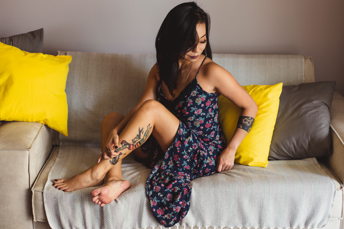 Almofadas amarelas dando destaque no Ensaio feminino sensual em casa com mulher japonesa, Suzy e fotografa Dani Ortiz