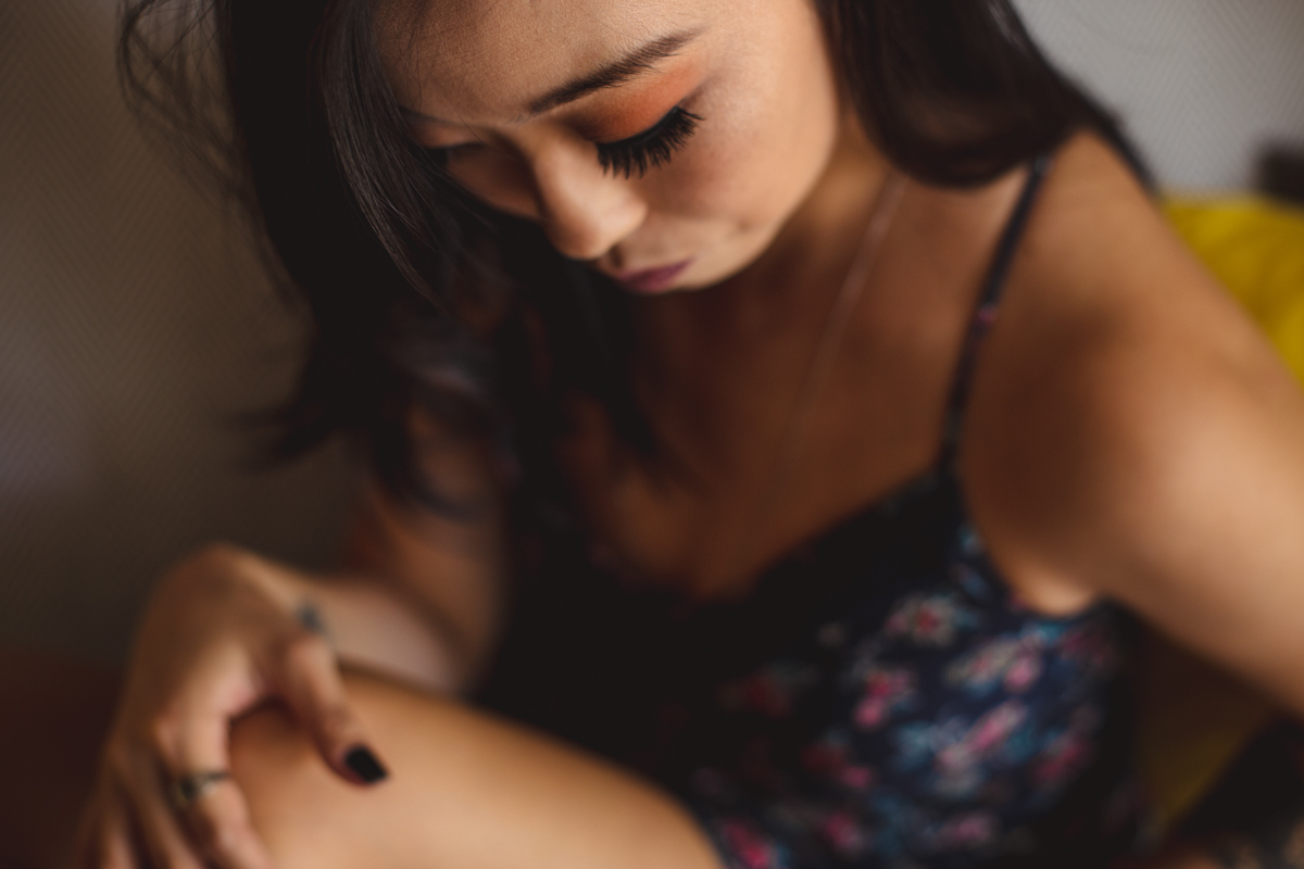 Retrato em detalhe no Ensaio feminino sensual em casa com mulher japonesa, Suzy e fotografa Dani Ortiz