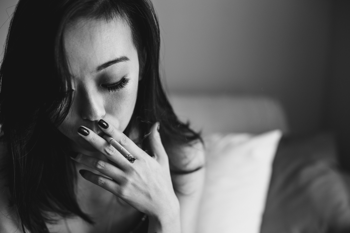 Ela fumando em preto e branco no Ensaio feminino sensual em casa com mulher japonesa, Suzy e fotografa Dani Ortiz
