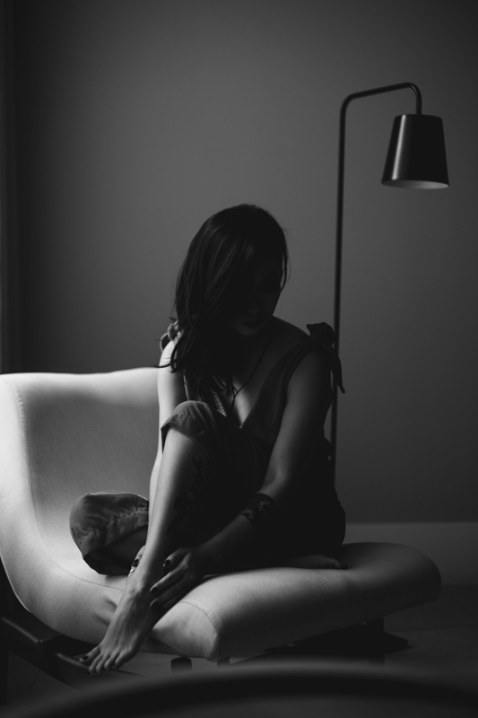 Sombra, contra luz, mostrando silhueta e arquitetura no Ensaio feminino sensual em casa com mulher japonesa, Suzy e fotografa Dani Ortiz