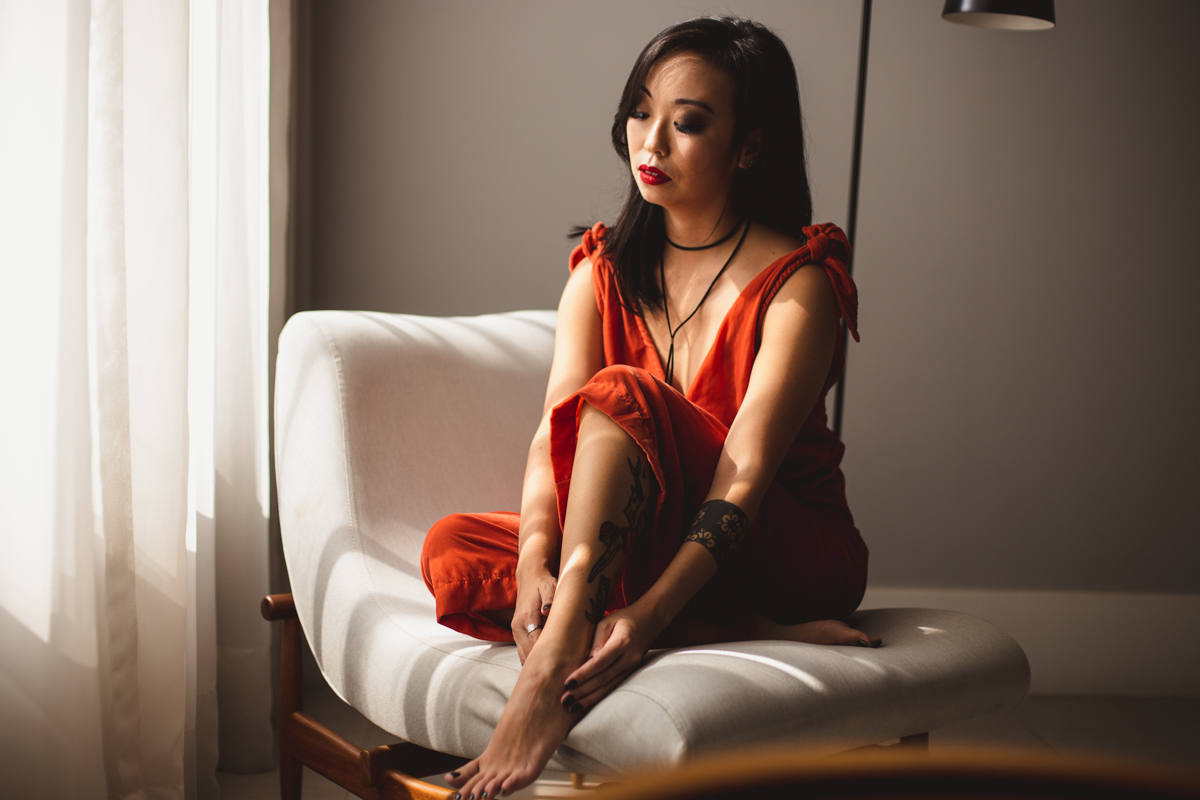 Contraste de luz e arquitetura no Ensaio feminino sensual em casa com mulher japonesa, Suzy e fotografa Dani Ortiz