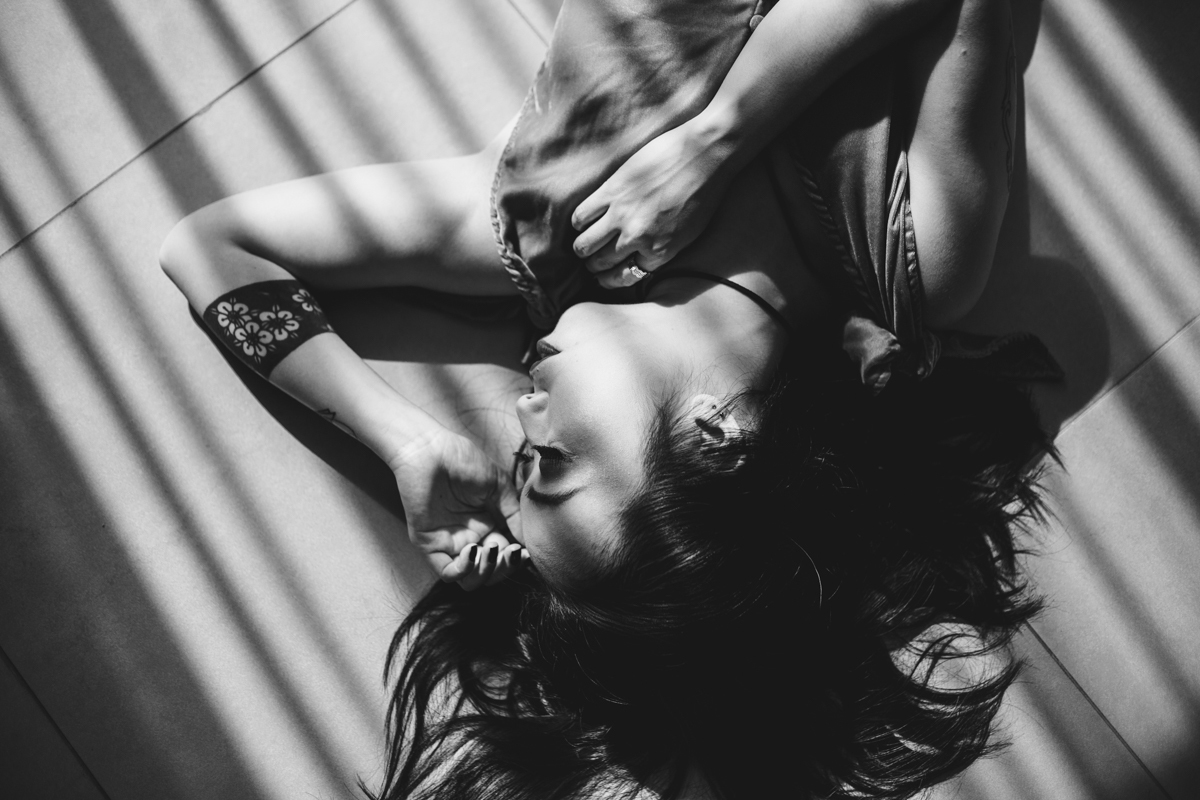 Detalhe, sombra e luz no chão no Ensaio feminino sensual em casa com mulher japonesa, Suzy e fotografa Dani Ortiz