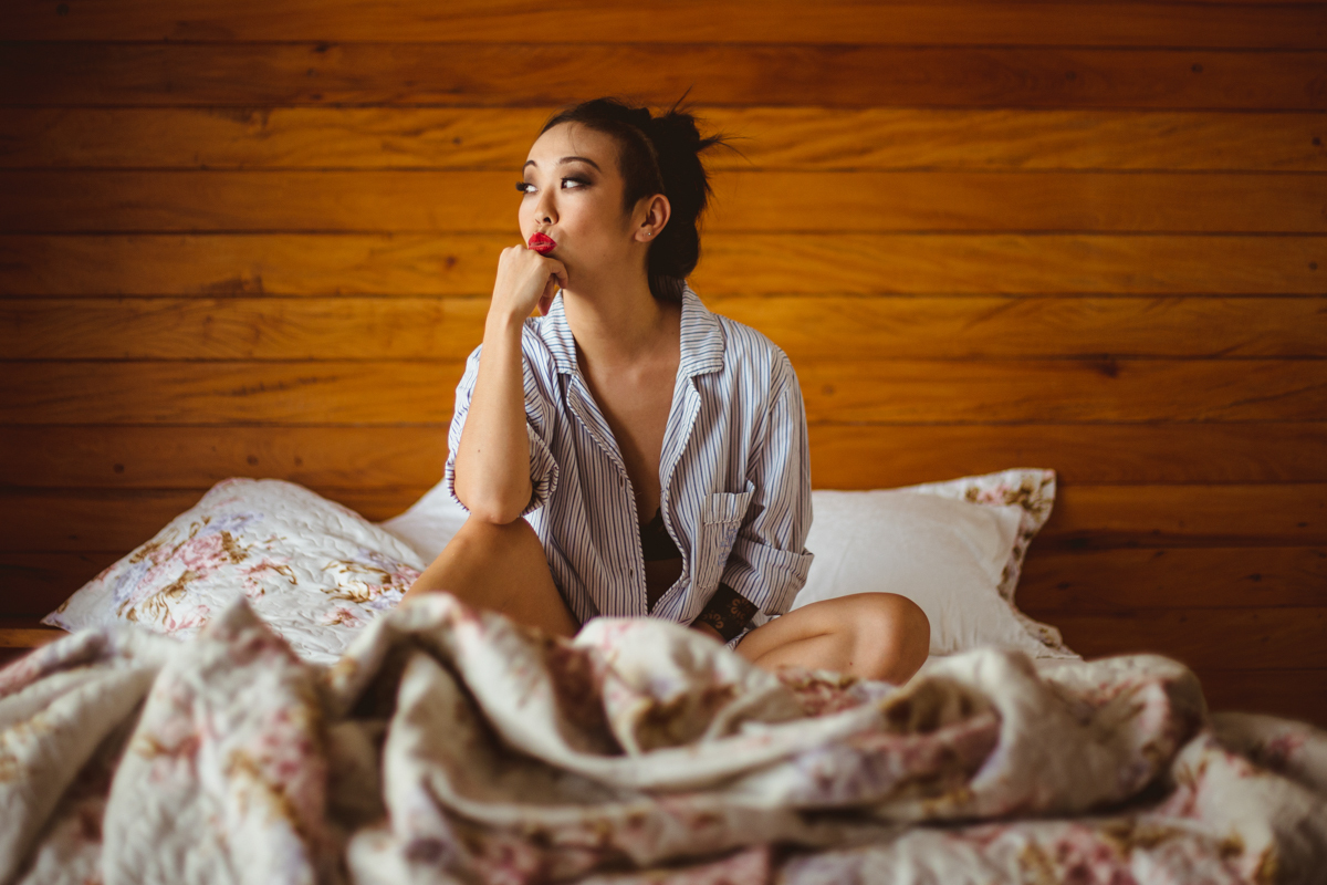 Ensaio feminino sensual em casa com mulher japonesa, Suzy na sua cama e com pijama e fotografa Dani Ortiz