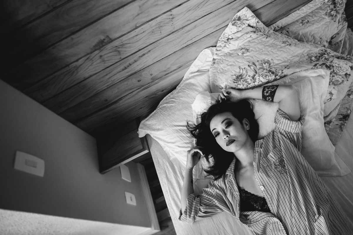 Foto ampla do quarto no Ensaio feminino sensual em casa com mulher japonesa, Suzy e fotografa Dani Ortiz