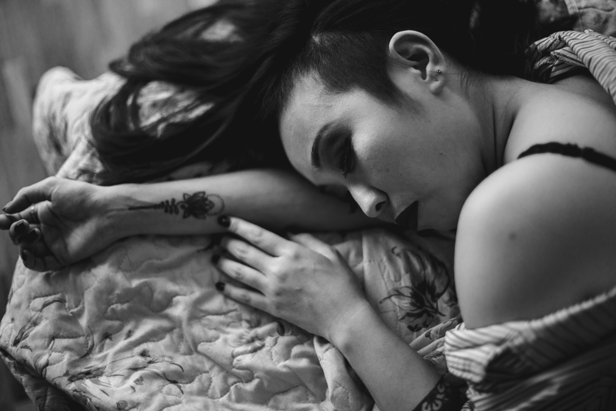 Sono profundo no Ensaio feminino sensual em casa com mulher japonesa, Suzy e fotografa Dani Ortiz