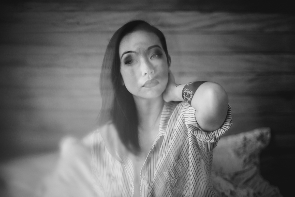 Poesia na foto preto e branco no Ensaio feminino sensual em casa com mulher japonesa, Suzy e fotografa Dani Ortiz