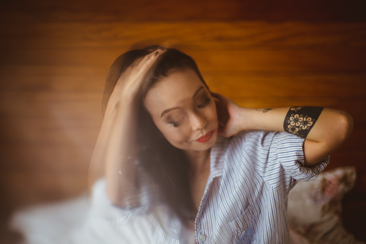 Borrao na foto no Ensaio feminino sensual em casa com mulher japonesa, Suzy e fotografa Dani Ortiz