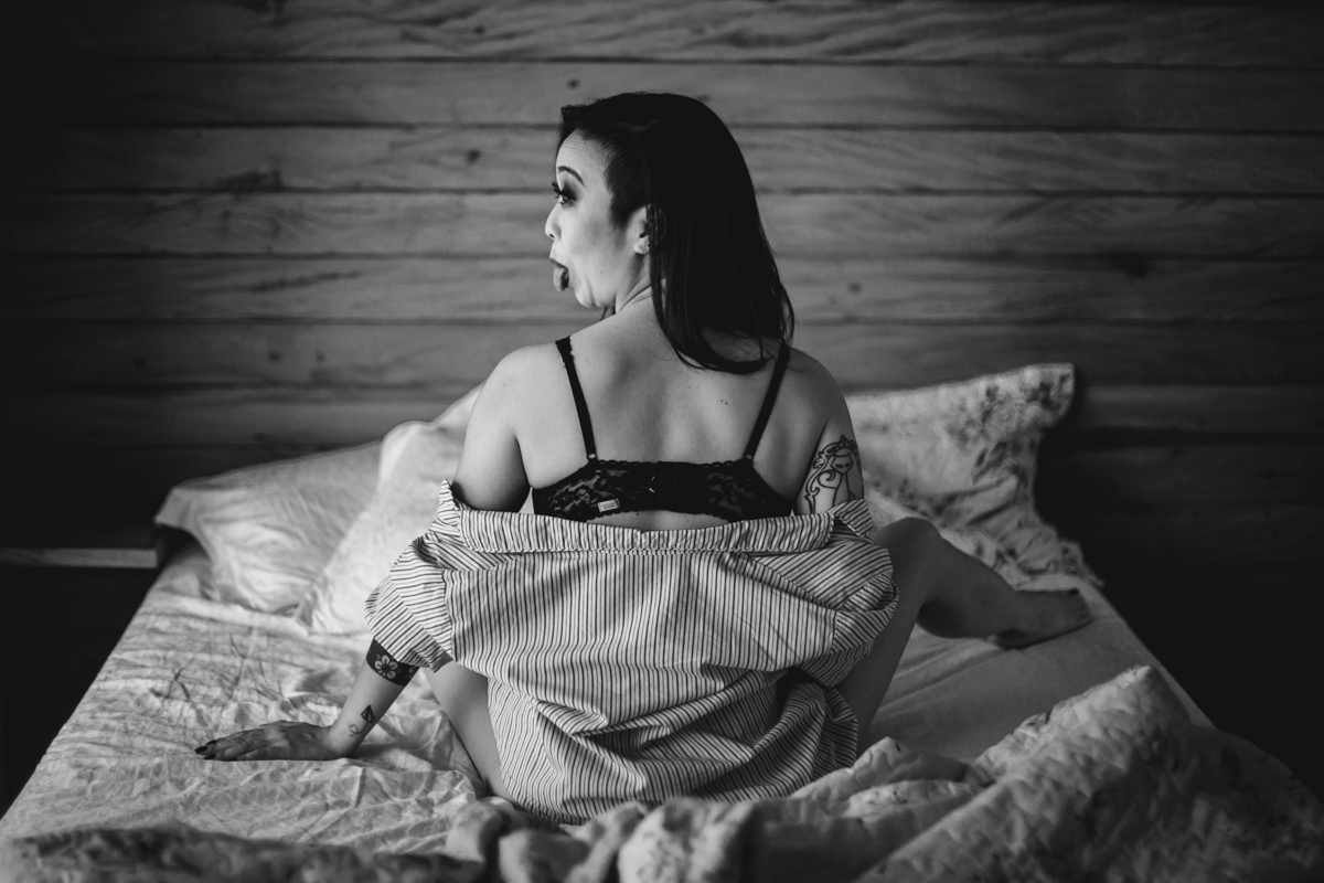 Irreverente e sensual no Ensaio feminino sensual em casa com mulher japonesa, Suzy e fotografa Dani Ortiz